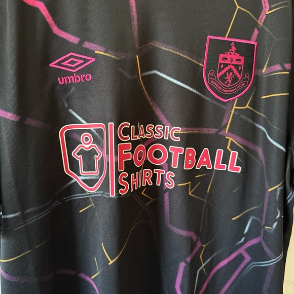 Umbro Black and Pink Football Shirt - Picture 2 of 6